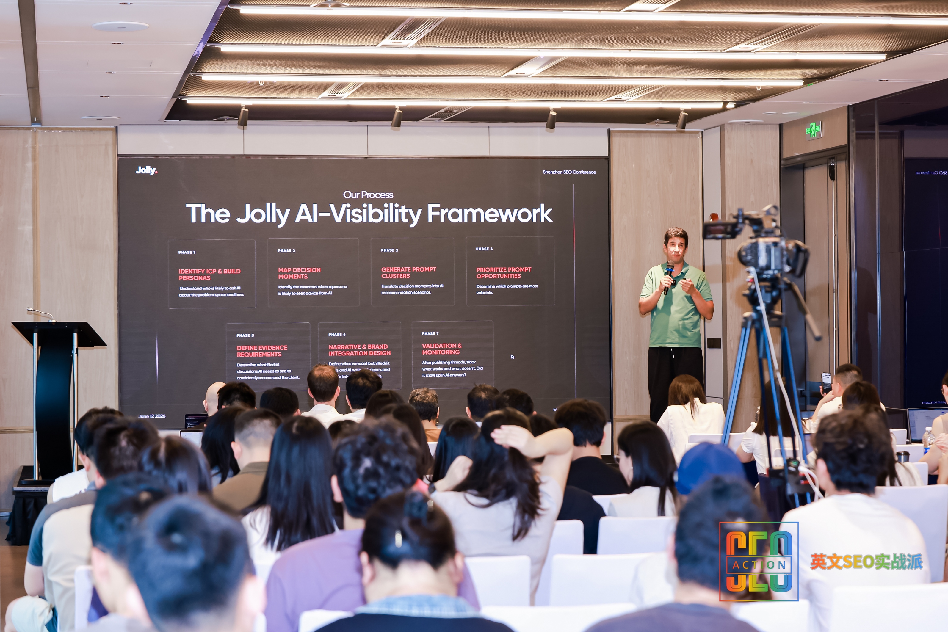 Greg presenting the AI-Visibility Framework slide to the Shenzhen audience.