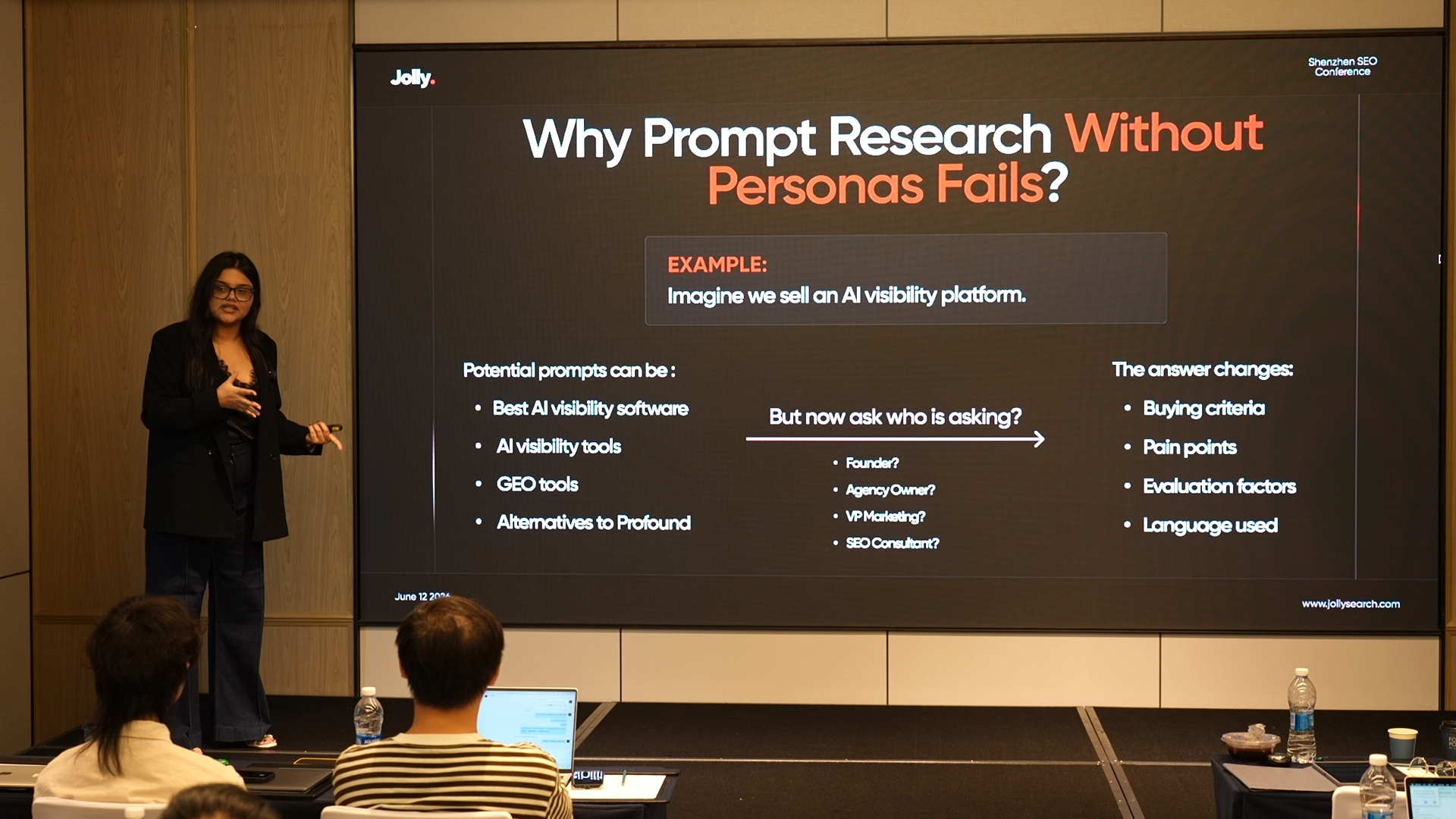Muskaan presenting her four-hour Reddit workshop on stage.